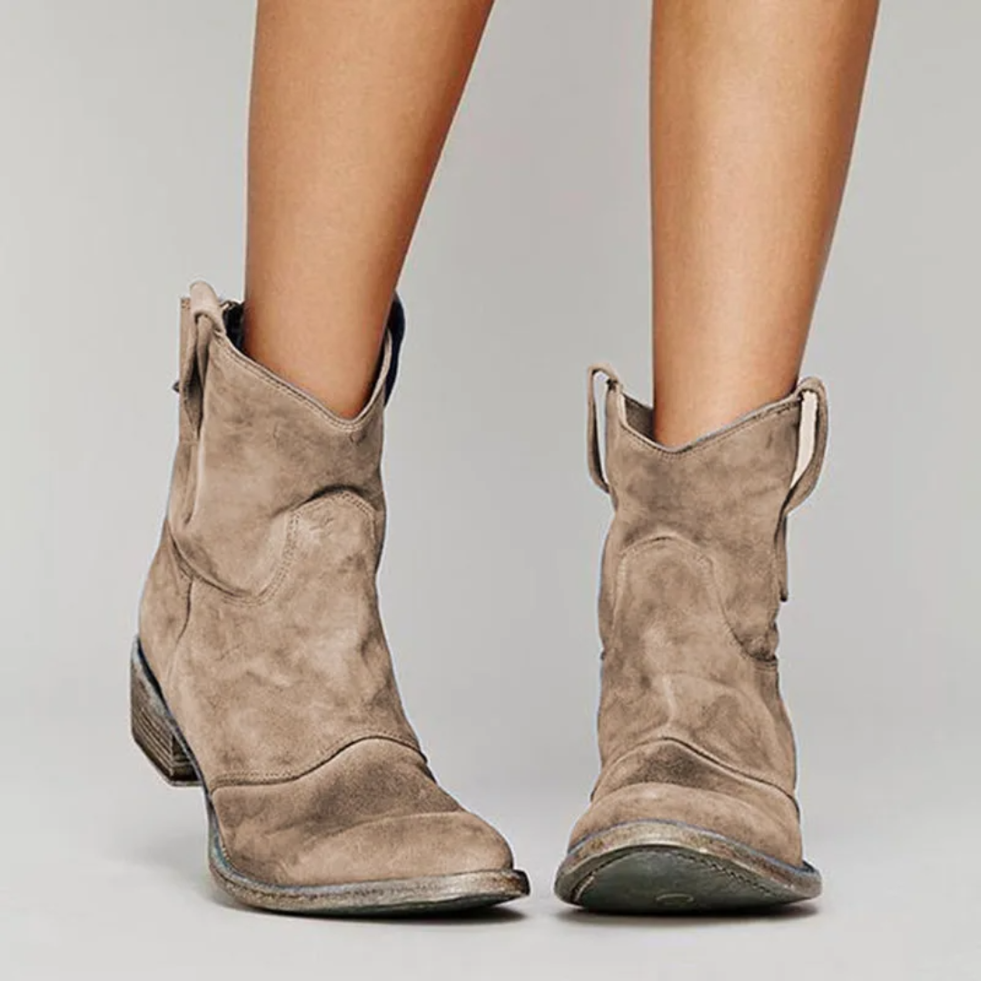 Carlotta – Elegant Ankle Boots in Suede for a Trendy Style