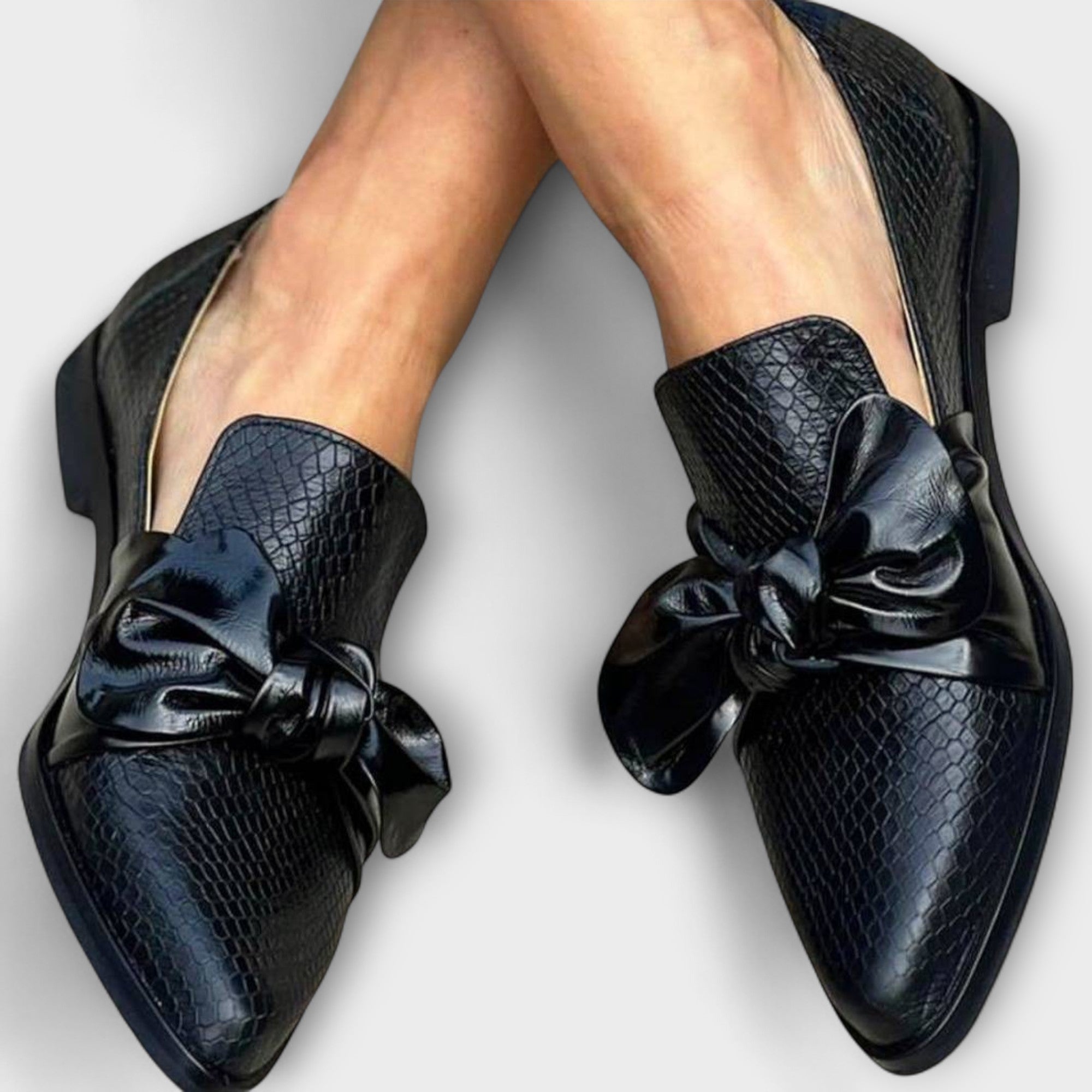 Everly & Rose - Elegant loafers with delicate bow detail