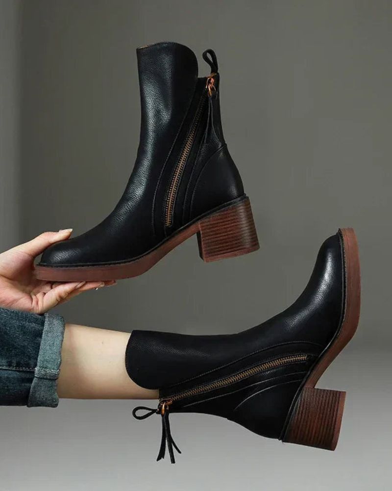 Valorine | Black leather boot with a comfortable heel, elegant and timeless