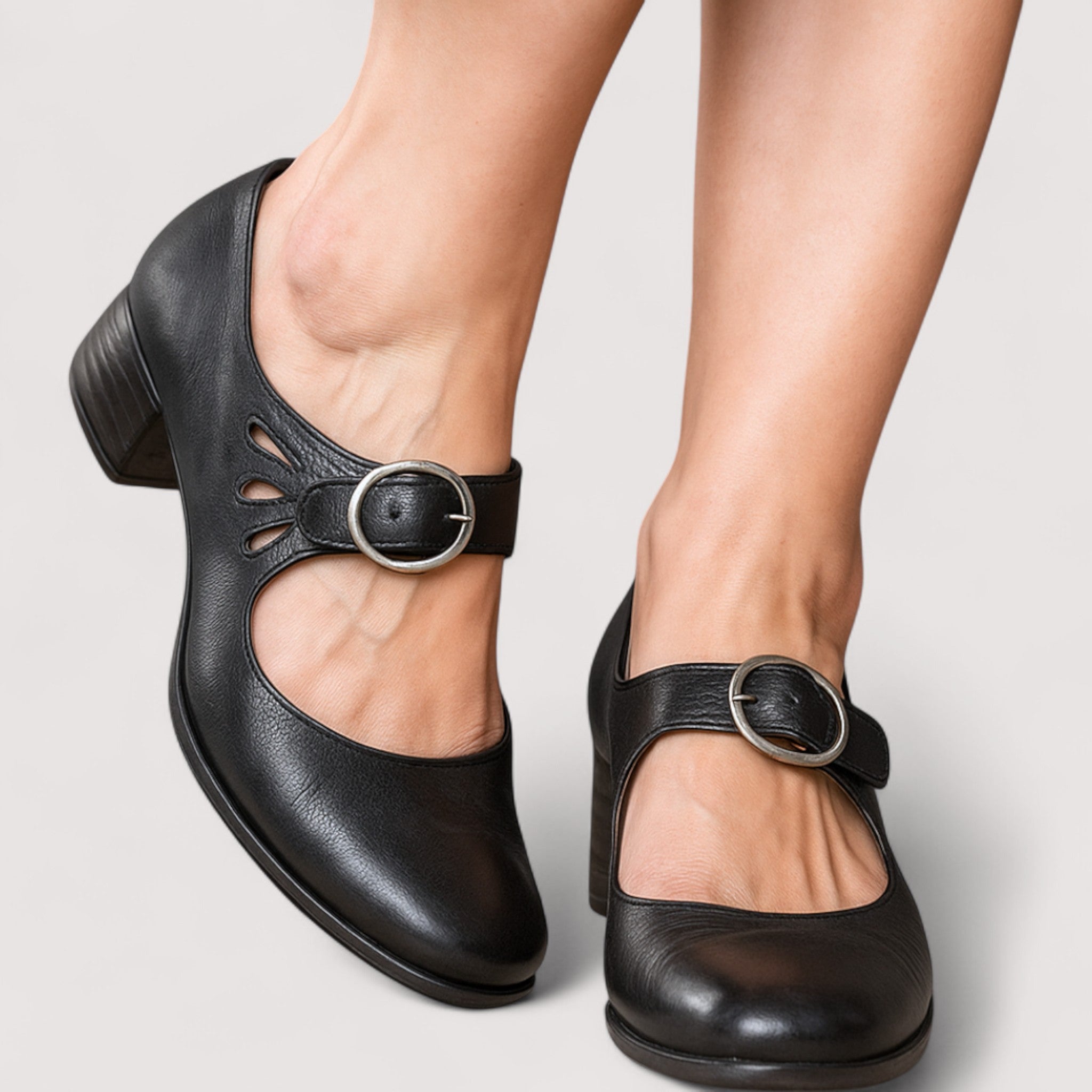 Clara | Elegant neckline in faux leather for a refined look